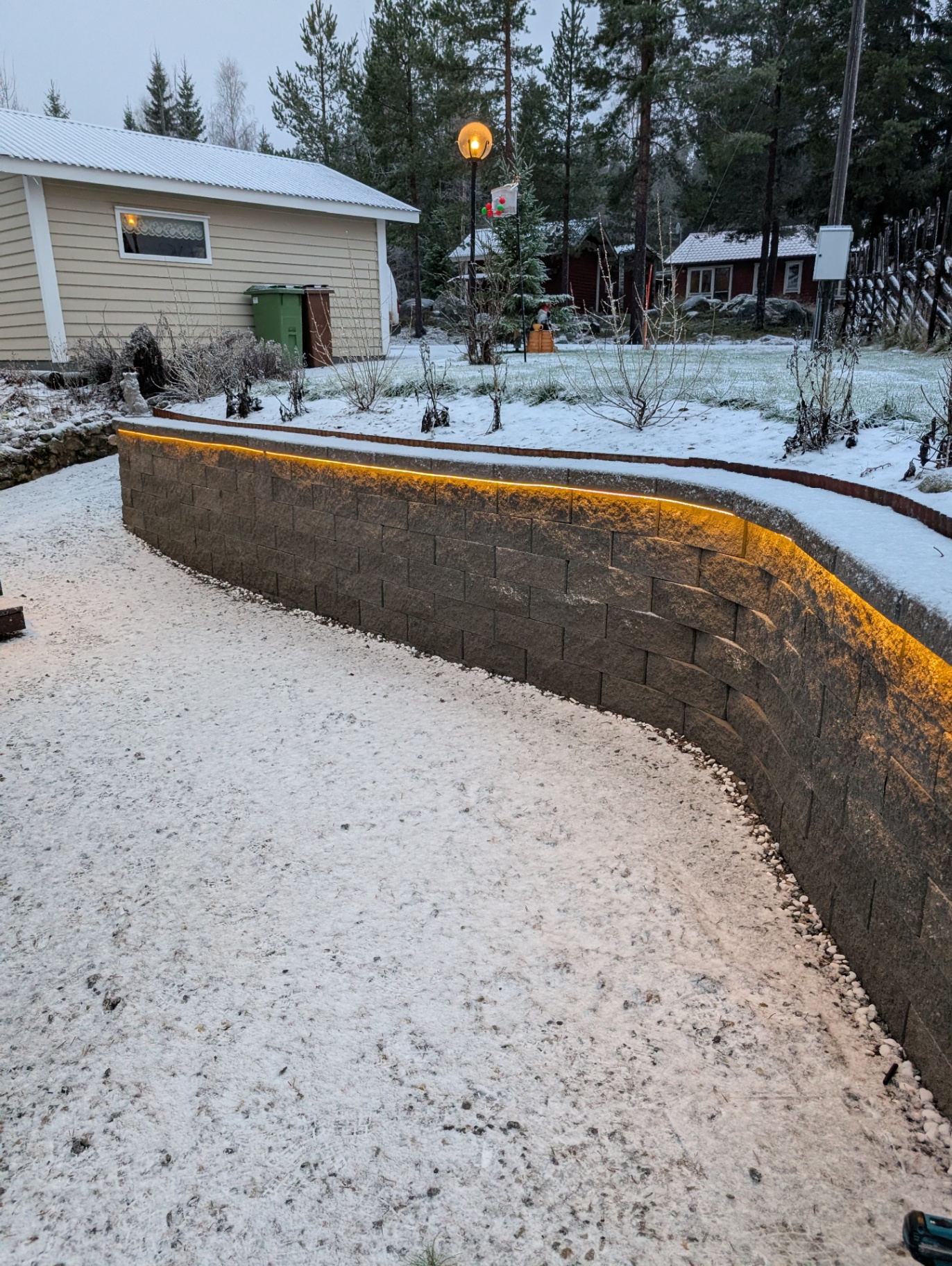 Stenmur med LED-belysning i vinterlandskap